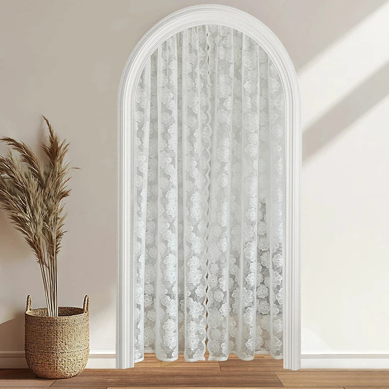 Rideau en dentelle blanche pour fenêtre arquée avec motif floral délicat