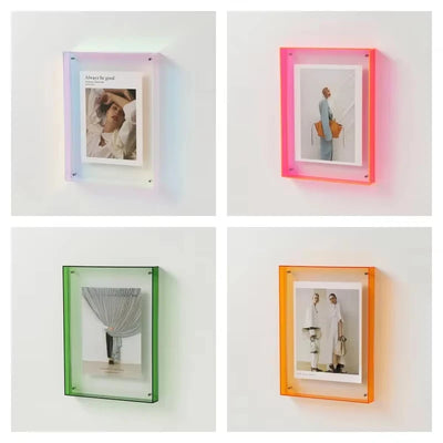 Cadre photo acrylique double face transparent coloré sur un mur blanc