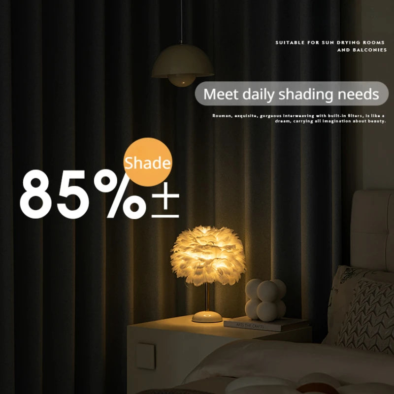 Ambiance tamisée dans une chambre avec un rideau occultant gris bloquant 85 % de la lumière, créant une atmosphère reposante.