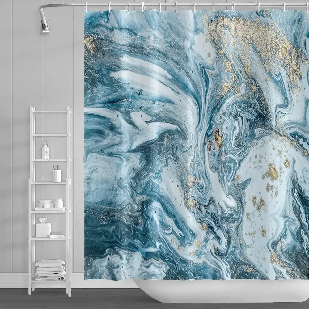 Rideau de douche à motif marbré, présentant des tourbillons de bleu-gris, de blanc et des touches dorées, évoquant un effet de peinture fluide ou de marbre luxueux.
