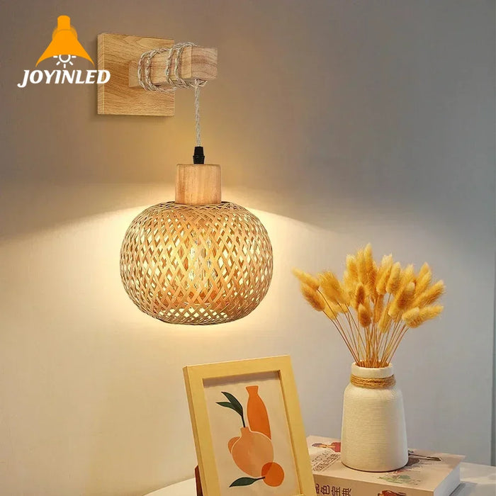 Applique murale en bambou rétro jaune installée dans un salon moderne