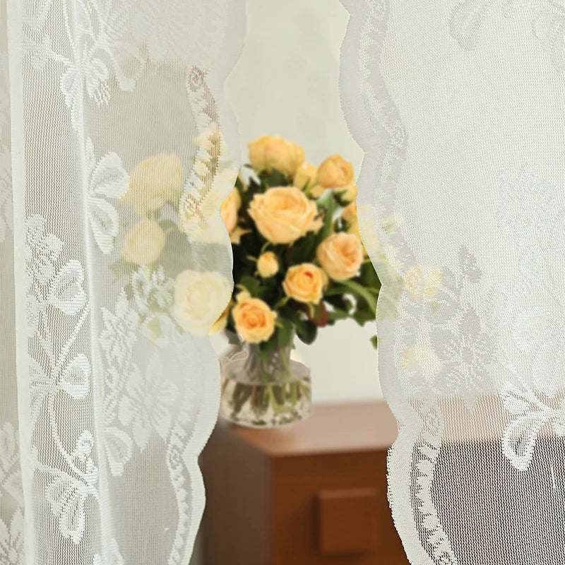 Rideau dentelle blanche avec bouquet de roses jaunes en arrière-plan