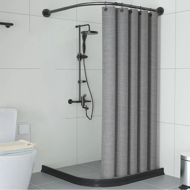 Tringle de douche noire fixée au mur d’une salle de bain design avec rideau gris et robinetterie noire