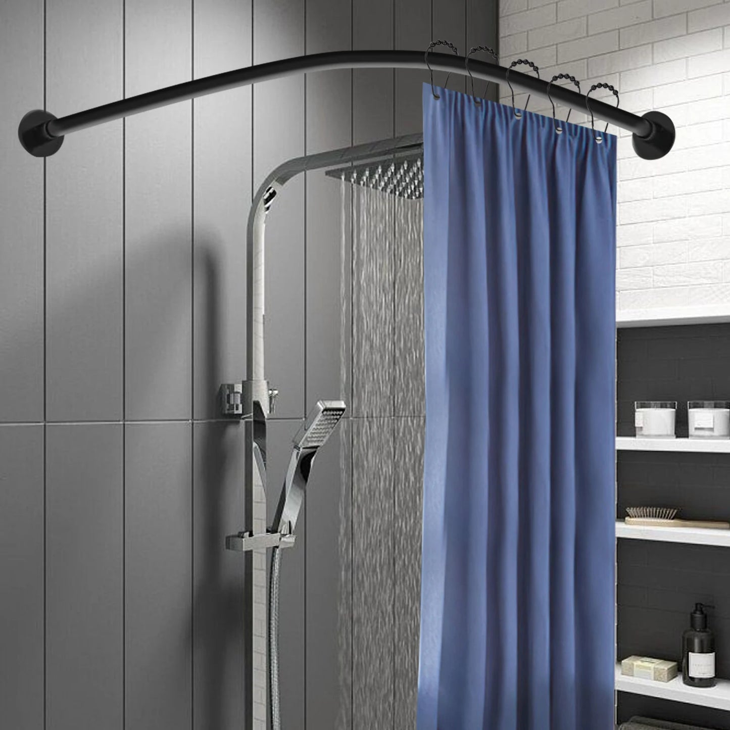 Tringle de douche noire installée dans une salle de bain moderne avec un rideau bleu et une douche à effet pluie