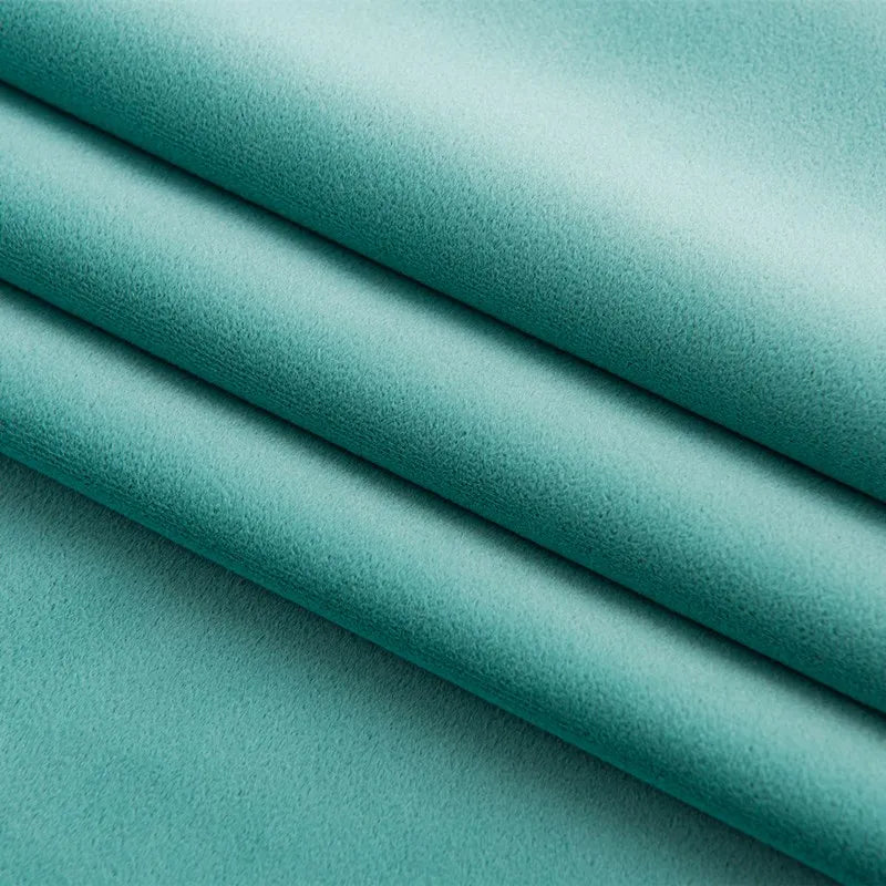 Gros plan sur la texture douce et épaisse du rideau occultant bleu turquoise en polyester