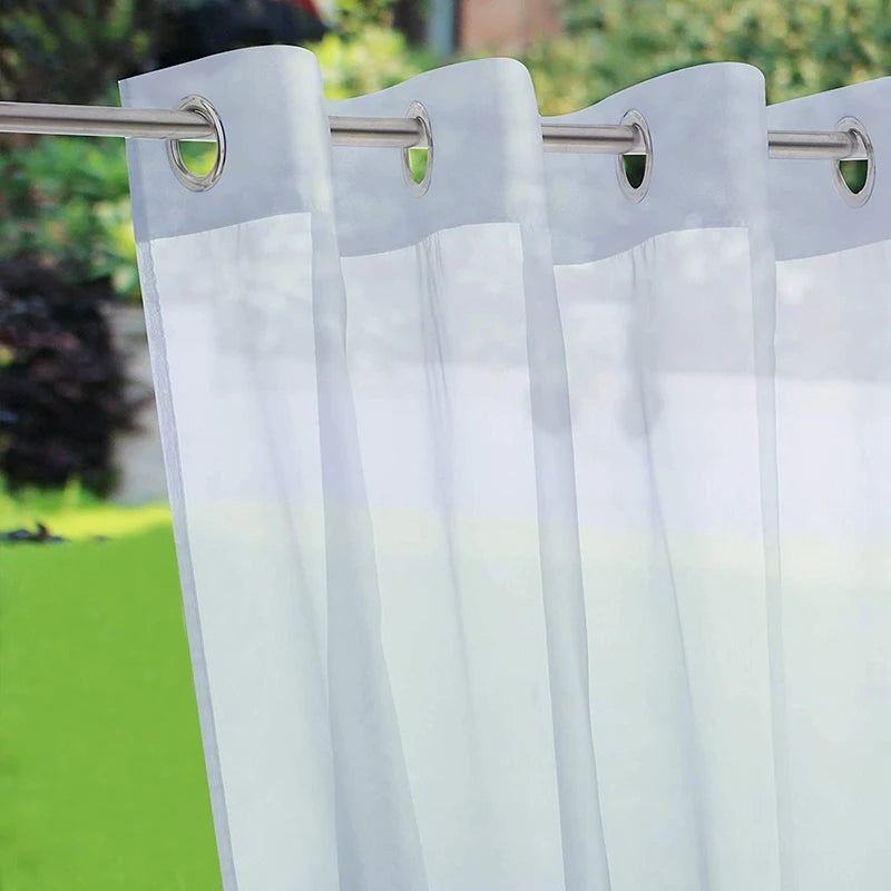Gros plan sur le tissu blanc imperméable d’un rideau d’extérieur avec œillets en métal inoxydable.