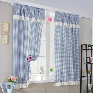 rideau fenetre bleu blanc vichy rustique fleurs decoration élégante tringle fleuri cadres étagère chambre