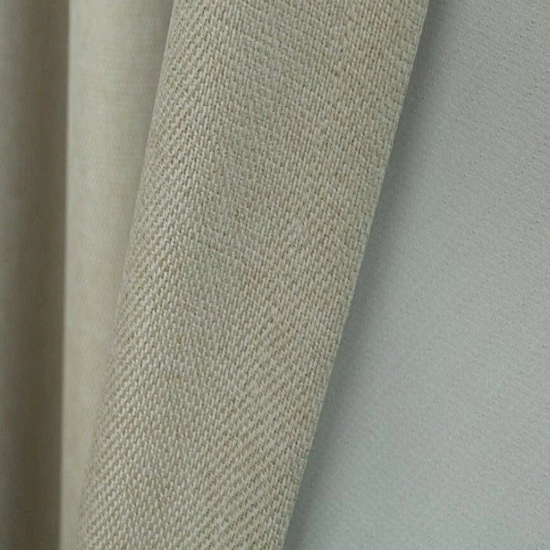 Rideaux beiges élégants, parfaits pour un salon ou une chambre, ajoutant une touche de sophistication et de confort à votre intérieur. Modèle contemporain avec un design épuré pour harmoniser votre décoration.