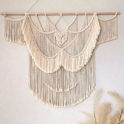 Décoration murale bohème en macramé, idéale pour ajouter une touche d'élégance artisanale à votre intérieur. Ce design unique et élégant s'intègre parfaitement dans un salon, une chambre, ou un espace de détente, apportant chaleur et texture à votre décor. Parfaite pour un style naturel et apaisant.