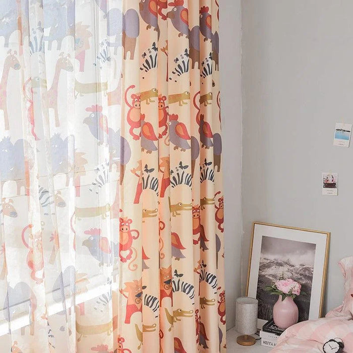 Rideau de chambre d'enfant avec motifs colorés d'animaux de savane, idéal pour ajouter une touche ludique et vivante à votre décoration intérieure. Conçu pour stimuler l'imagination des enfants tout en offrant une ambiance chaleureuse et accueillante. Parfait pour une chambre de bébé ou d'enfant, ce rideau transforme l'espace en un véritable safari d'éveil et d'aventure.