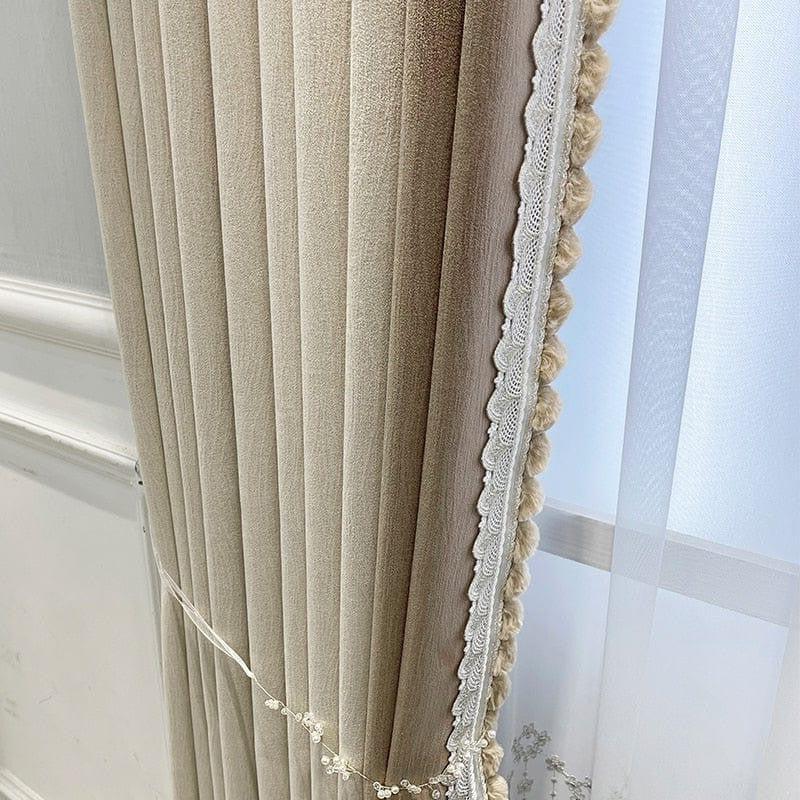 Rideau élégant beige pour salon, design plissé avec bordure dentelée. Idéal pour ajouter une touche sophistiquée à votre intérieur. Parfait pour filtrer la lumière tout en rehaussant l'esthétique de votre pièce. Accessoire tendance pour une décoration raffinée et chaleureuse.