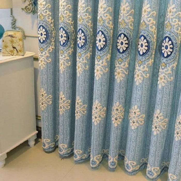 Rideau décoratif bleu avec motifs floraux, idéal pour embellir un salon ou une chambre. Design élégant et classique avec des accents de couleurs subtiles pour rehausser votre intérieur tout en apportant une touche de sophistication à votre espace de vie.