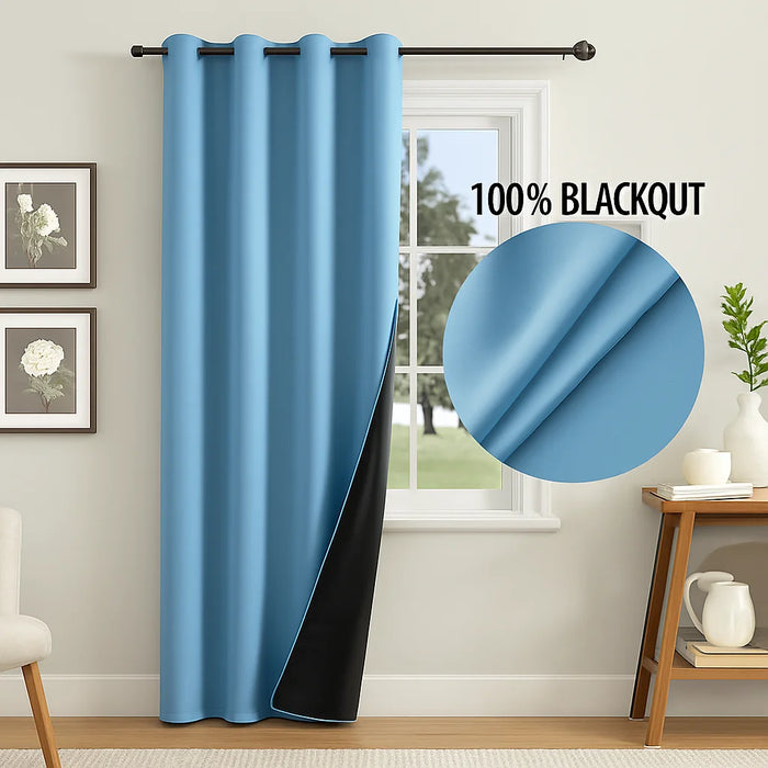 Rideau bleu ciel 100 % occultant avec doublure noire visible, installé dans une pièce lumineuse avec fenêtre blanche.