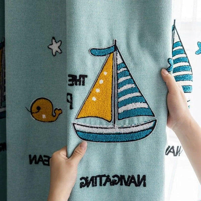 Rideau de chambre d'enfant avec motifs marins, voile colorée et baleine amusante, idéal pour décorer une chambre sur le thème de la mer. Design attractif qui ajoute une touche nautique et ludique à l'espace.