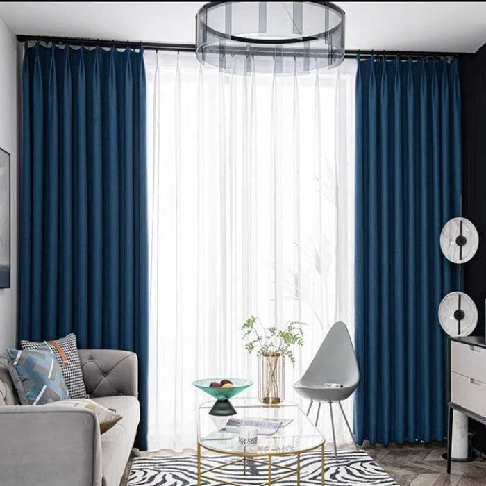 Rideaux élégants bleu foncé pour salon moderne, apportant une touche de sophistication à la décoration intérieure. Idéals pour créer une ambiance accueillante et contemporaine, ces rideaux accentuent la luminosité naturelle tout en ajoutant du caractère à la pièce. Parfaits pour les espaces de vie stylés et les maisons design.