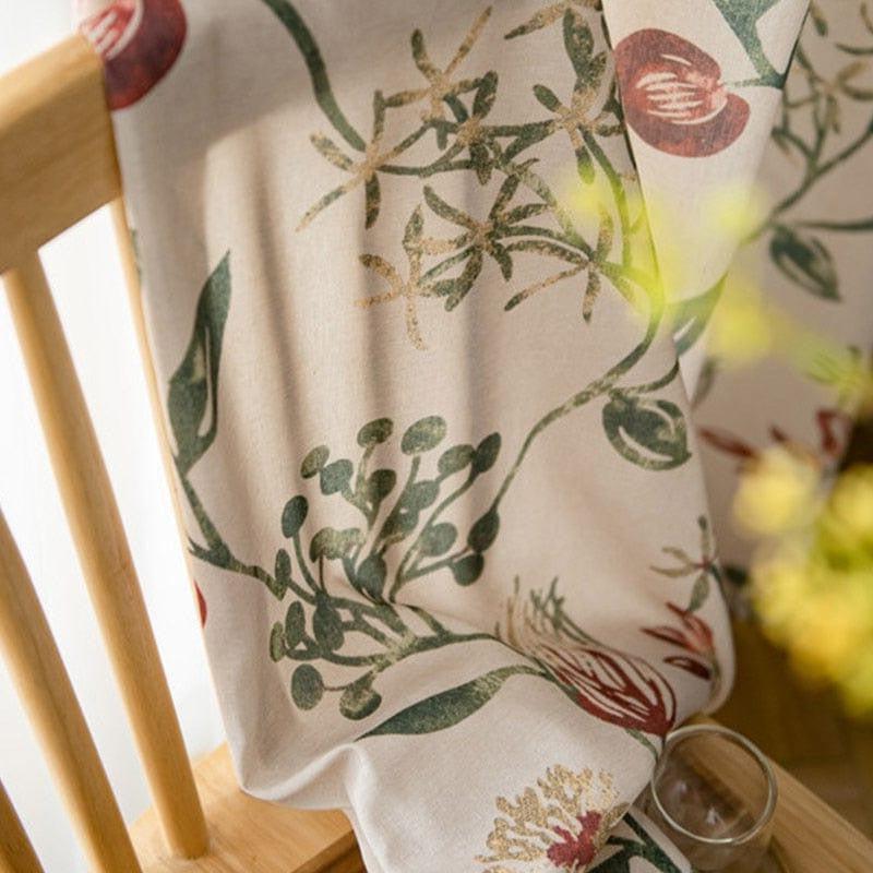 Rideau décoratif avec motifs floraux verts et rouges, idéal pour illuminer votre intérieur. Ce textile élégant apporte une touche naturelle et artistique à vos espaces de vie, parfait pour un salon accueillant ou une chambre harmonieuse.