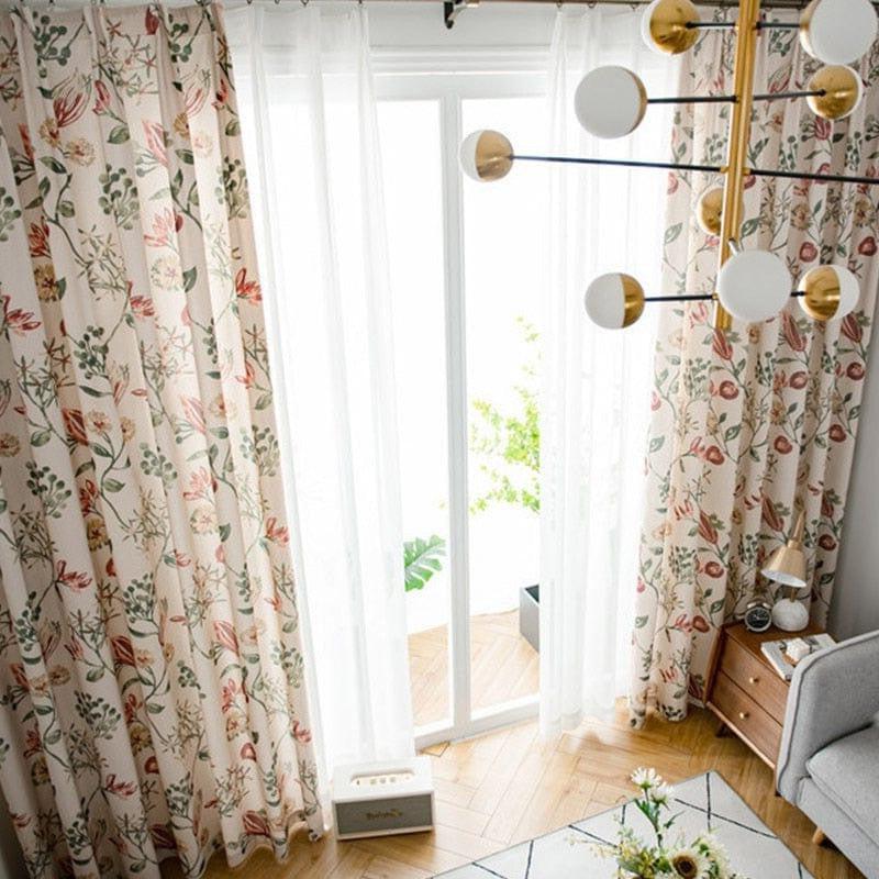 Rideaux élégants à motifs floraux pour un salon lumineux et moderne. Ces rideaux décoratifs ajoutent une touche de sophistication et de couleur, transformant l'espace de vie en un havre de paix et de style. Parfaits pour apporter une ambiance accueillante et naturelle, idéals pour les grandes baies vitrées.