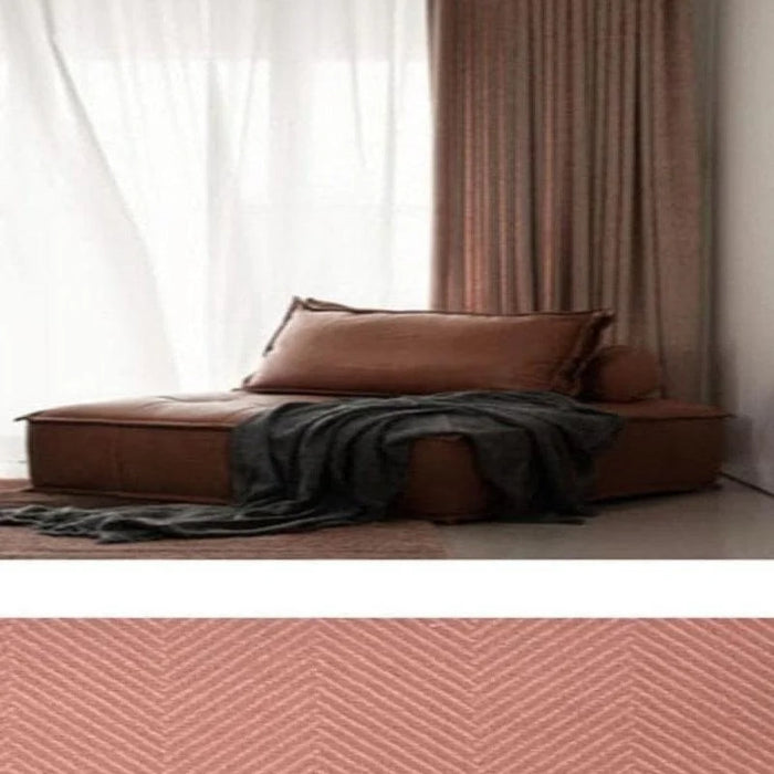 Chaise longue élégante dans un salon moderne, accompagnée d'un plaid soigneusement disposé. Le cadre chaleureux est complété par un rideau léger, laissant entrer une douce lumière naturelle, idéale pour créer une atmosphère de détente et de confort. Parfait pour les moments de lecture ou de repos.