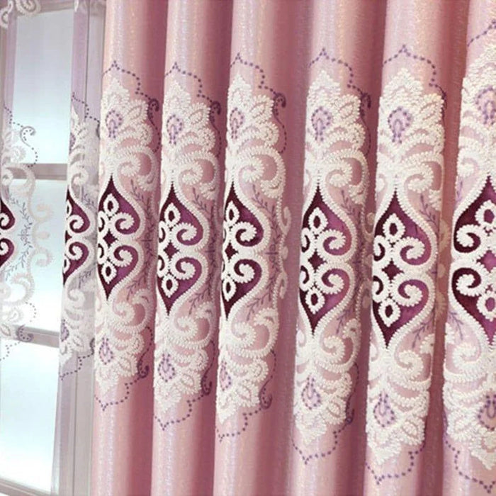 Rideaux décoratifs rose avec motifs brodés blancs et violets, idéaux pour embellir les intérieurs. Style élégant et raffiné, parfait pour apporter une touche de sophistication à votre salon ou chambre. Design complexe qui assure une ambiance chaleureuse et accueillante. Accessoire incontournable pour une décoration moderne et chic.
