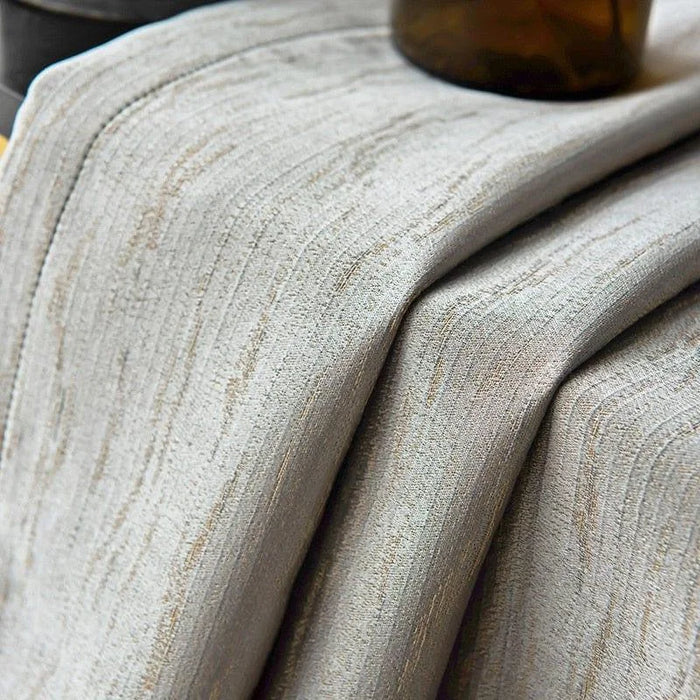 Drapé élégant avec motifs subtils, idéal pour une décoration intérieure raffinée. Ce tissu apporte une touche sophistiquée à votre espace avec ses nuances délicates et son design intemporel. Parfait pour embellir salons, chambres ou bureaux avec style et élégance.