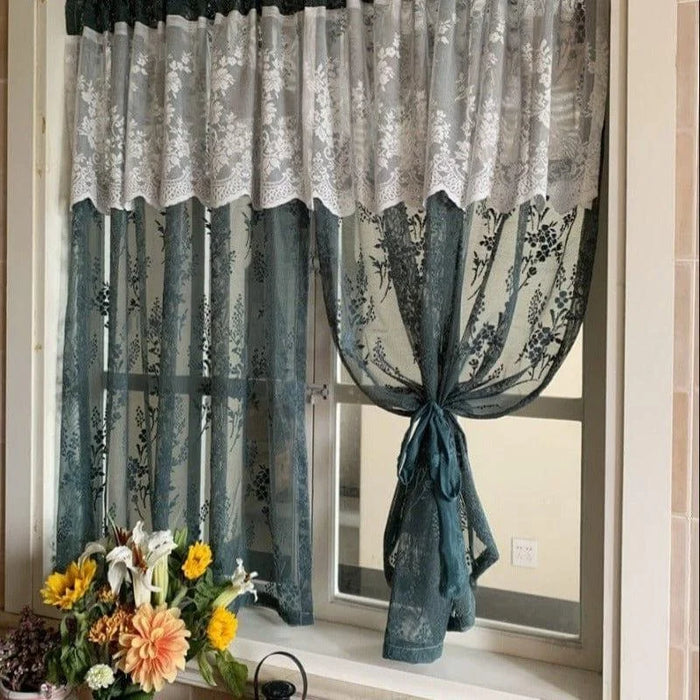 Grande fenêtre ornée de rideaux décoratifs avec motifs floraux élégants et teintes harmonieuses, ajoutant une touche raffinée à la décoration intérieure. Idéal pour filtrer délicatement la lumière tout en offrant une ambiance chaleureuse. Parfait pour le salon ou la chambre, ce modèle rehausse le style de votre espace avec sa double texture et son design sophistiqué.