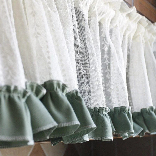 Voilage élégant avec bordure ondulée verte pour décoration de fenêtre, idéal pour ajouter une touche raffinée à votre intérieur. Parfait pour les cuisines et salons, disponible en plusieurs tailles. Améliorez votre espace avec ce rideau décoratif au design délicat.