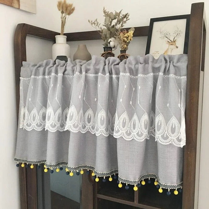 Rideau de cuisine à motifs brodés, décoration élégante pour fenêtre, finition avec pompons colorés, style vintage, idéale pour une ambiance chaleureuse et rustique dans votre intérieur.