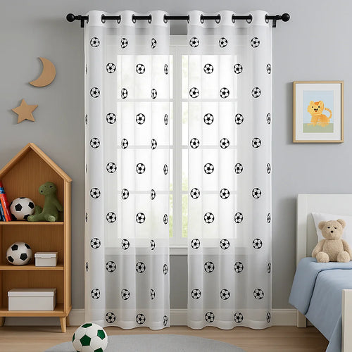 Voilage blanc avec motifs de ballons de football dans une chambre d'enfant lumineuse, décorée dans un style doux et moderne avec un lit, une étagère et des jouets adaptés aux enfants.
