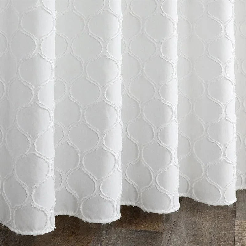 Rideau blanc élégant avec motif géométrique, idéal pour décorer un salon ou une chambre. Ce design moderne ajoute une touche sophistiquée tout en offrant une ambiance lumineuse et apaisante. Parfait pour ceux qui cherchent à renouveler leur intérieur avec style et élégance.