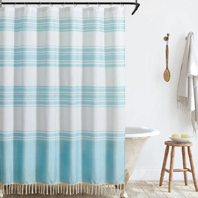 Rideau de douche élégant avec rayures bleues, idéal pour une salle de bain moderne. Son design à lignes horizontales apporte une touche de fraîcheur et de style. Accessoire déco parfait pour transformer l'espace de votre bain en un havre de paix.