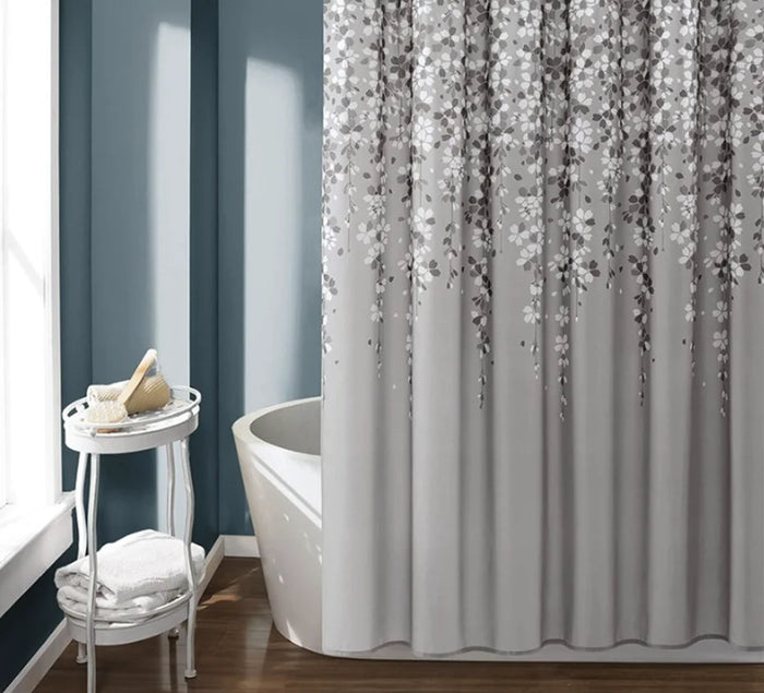Rideau de douche élégant à motifs floraux gris et blancs, parfait pour ajouter une touche de sophistication à votre salle de bain moderne. Disposez-le autour d'une baignoire élégante pour un look harmonieux. Optimisez l'esthétique de votre espace avec cet élément décoratif chic.