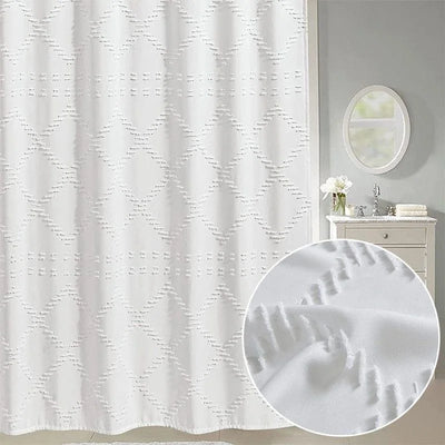 Rideau de douche blanc avec motif géométrique, embellissant une salle de bain moderne aux tons neutres. Accessoire élégant et minimaliste, idéal pour apporter une touche de sophistication et de style à votre espace quotidien.