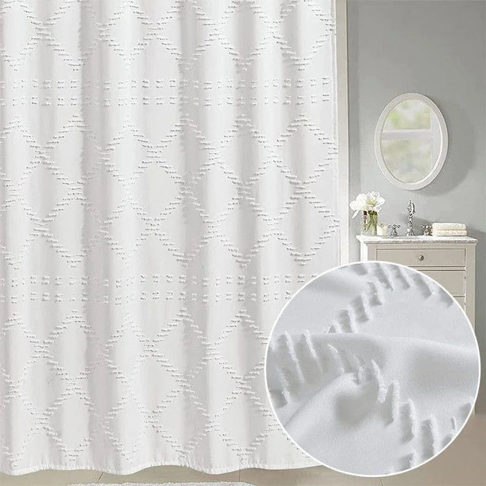 Rideau de douche blanc avec motif géométrique, embellissant une salle de bain moderne aux tons neutres. Accessoire élégant et minimaliste, idéal pour apporter une touche de sophistication et de style à votre espace quotidien.
