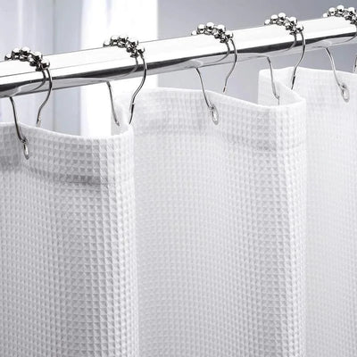 Rideau de douche blanc élégant avec anneaux de suspension métalliques, design moderne idéal pour salle de bain, apporte style et fonctionnalité.