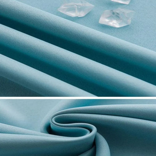 Tissu de couleur bleu clair drapé avec élégance, idéal pour la création de vêtements ou la décoration intérieure. La texture lisse et le ton apaisant ajoutent une touche moderne et raffinée à tout projet. Accessoire parfait pour une ambiance sereine et contemporaine.