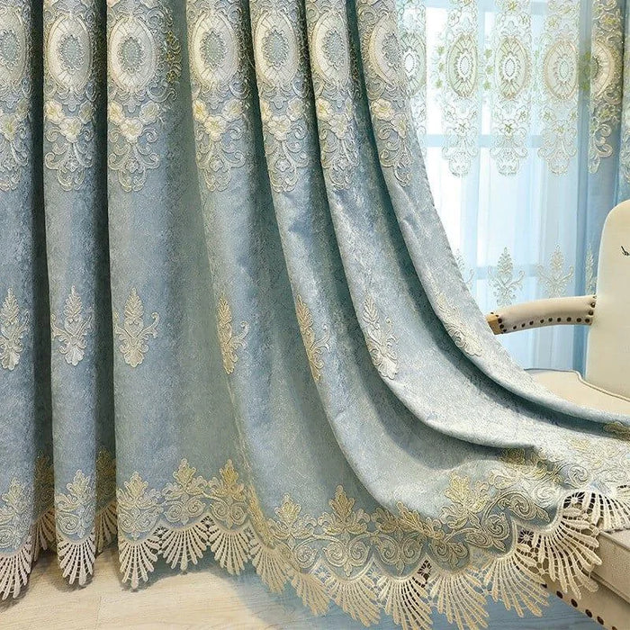 Rideaux élégants bleu clair avec motifs floraux dorés, parfaits pour ajouter une touche raffinée à votre salon ou chambre, créent une ambiance chaleureuse et accueillante grâce à leurs détails décoratifs exquises. Idéal pour harmoniser votre décor intérieur avec style.