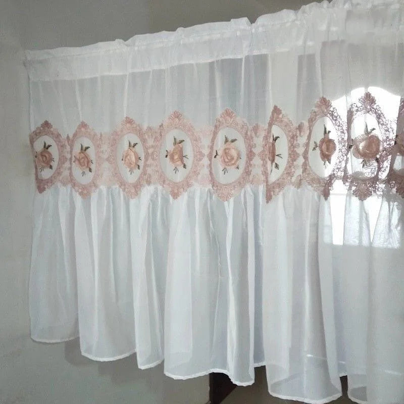Rideau de cuisine élégant avec broderies florales roses, idéal pour ajouter une touche de charme et de raffinement à votre intérieur. Ce rideau offre une ambiance douce et lumineuse, parfait pour embellir vos fenêtres tout en préservant votre intimité. Accessoire décoratif unique pour une décoration tendance et chaleureuse.