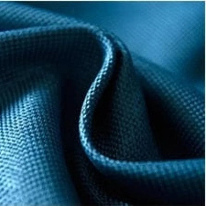 Volume d'un tissu bleu texturé, créant un jeu unique de plis et d'ombres, idéal pour la décoration.