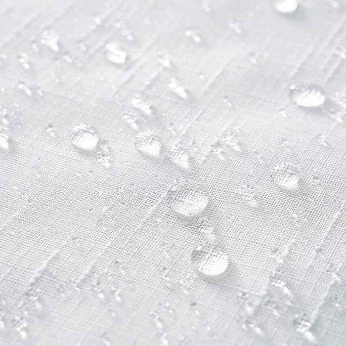 Gros plan sur un tissu imperméable avec des gouttelettes d'eau en surface, illustrant l'efficacité du traitement déperlant pour protéger contre l'humidité. Idéal pour textile d'extérieur ou protection d'ameublement, résistant à l'eau et facile à entretenir.