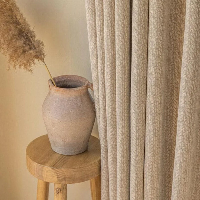 Rideau beige élégant avec motif discret, idéal pour ajouter une touche chaleureuse et naturelle à votre intérieur. Parfaitement assorti à un vase décoratif chic, créant une ambiance apaisante et harmonieuse dans le salon ou la chambre.