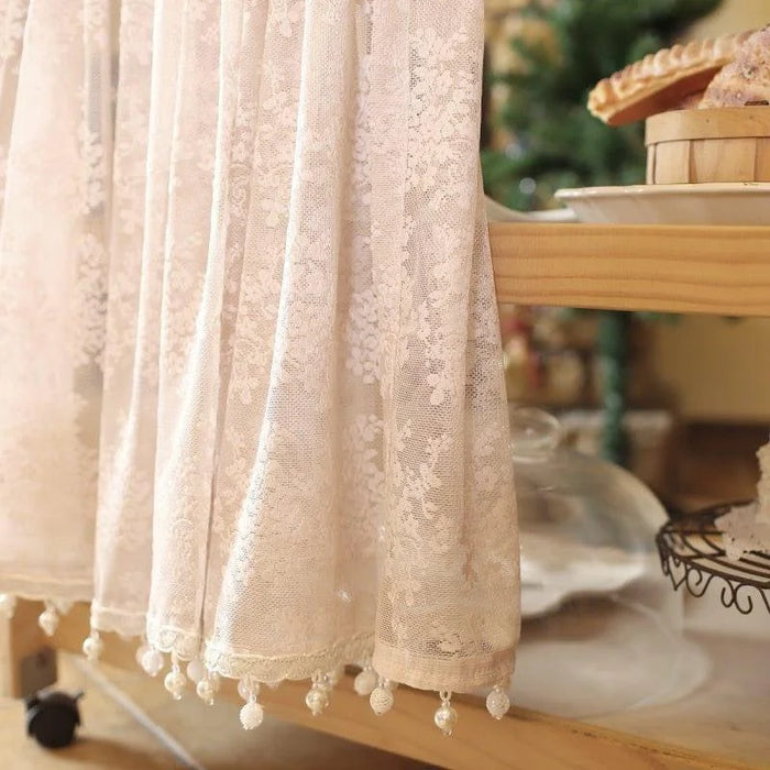 Rideau décoratif blanc avec motifs floraux délicats et pompons, idéal pour ajouter une touche d'élégance à votre intérieur. Parfait pour les salons, chambres ou espaces de réception, créant une atmosphère raffinée et accueillante.