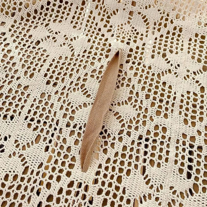 Tissu ajouré beige avec motif géométrique élégamment conçu pour une décoration intérieure raffinée. Accessoire polyvalent parfait pour sublimer vos projets créatifs et ajouter une touche d'élégance à votre environnement.