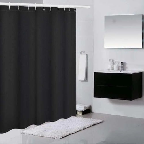 Rideau de douche noir élégant dans une salle de bain moderne, avec un tapis blanc et un meuble de lavabo suspendu pour une décoration épurée et contemporaine. Ideal pour ajouter une touche de sophistication à votre espace.
