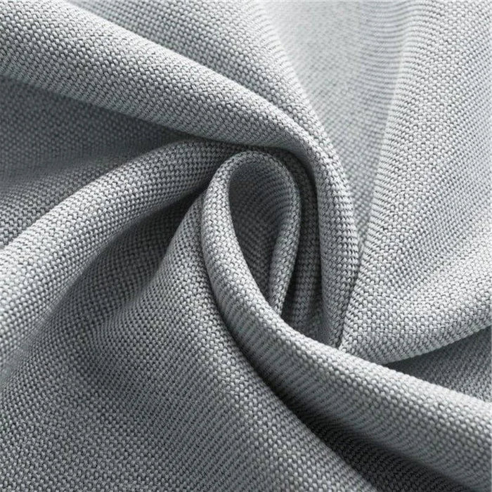 Texture de tissu gris clair avec un motif finement tissé, idéal pour la décoration intérieure et la conception de vêtements modernes. Les plis du tissu soulignent sa souplesse et son élégance, parfait pour des applications variées.