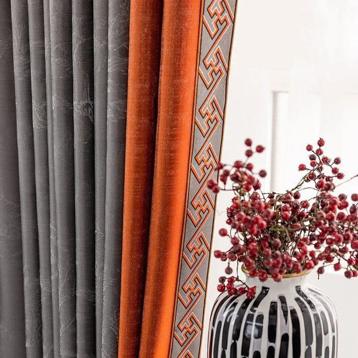 Rideau chic avec motifs géométriques orange et gris, idéal pour une décoration intérieure élégante. Ce rideau tendance, sublimé par une bordure détaillée, accompagne parfaitement un vase moderne avec un bouquet de baies rouges, ajoutant une touche raffinée à votre salon ou chambre. Parfait pour ceux qui cherchent à harmoniser style et confort dans leur espace de vie.