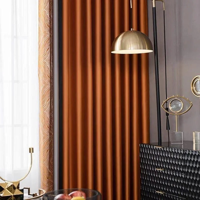 Rideau élégant en teinte chaude dans un intérieur moderne, idéal pour ajouter une touche sophistiquée à votre décoration. La lampe suspendue en métal doré et le meuble design apportent une ambiance contemporaine et chic. Parfait pour créer une atmosphère accueillante et stylée dans votre salon.