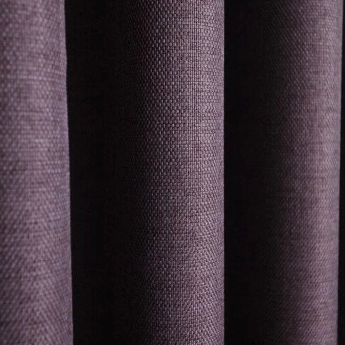 Rideau occultant violet foncé élégant, idéal pour ajouter une touche moderne et chic à votre intérieur. Parfait pour le salon ou la chambre, il contribue à créer une ambiance chaleureuse et intime.