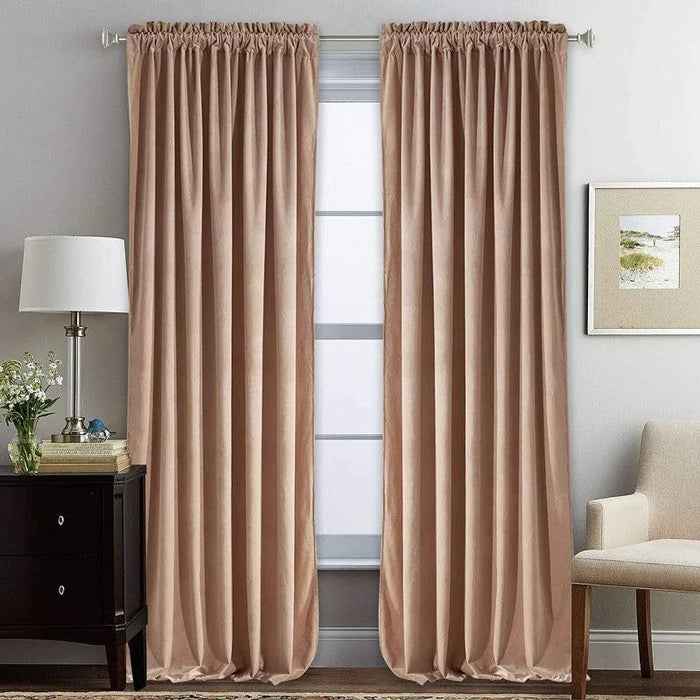 Paire de rideaux élégants de couleur beige, parfaits pour une décoration d'intérieur moderne. Ces rideaux ajoutent une touche de raffinement à votre salon, accentuant la luminosité tout en préservant l'intimité. Idéal pour harmoniser avec un mobilier contemporain.