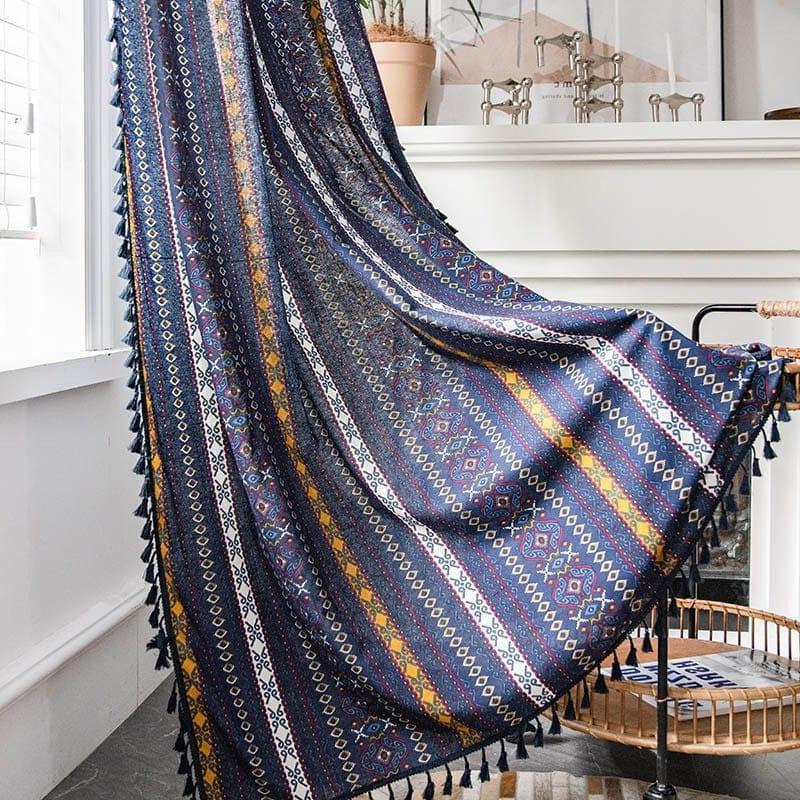 Plaid décoratif avec motifs géométriques colorés, idéal pour ajouter une touche bohème à votre intérieur. Ce plaid élégant est parfait comme couverture ou jeté de canapé, apportant chaleur et style à votre espace de vie. Accessoire polyvalent pour salon ou chambre à coucher.