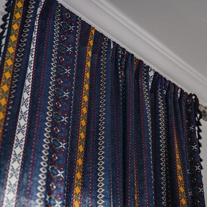 Rideaux décoratifs au motif géométrique coloré, parfaits pour apporter une touche bohème à votre intérieur. Idéal pour ajouter de la personnalité à vos fenêtres, ces rideaux allient style et élégance. Transformez votre espace avec ces magnifiques motifs, mêlant des nuances de bleu, jaune et blanc pour un effet visuel saisissant. Renouvelez votre décoration facilement avec ces rideaux uniques et attrayants.